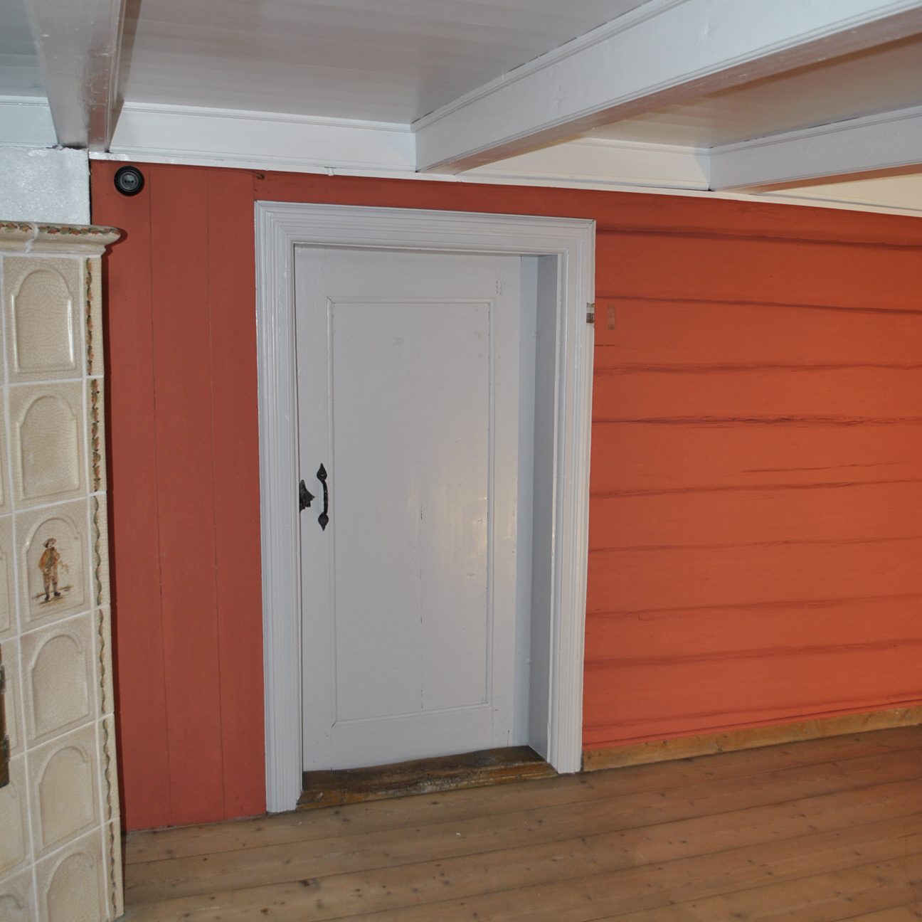 Vegger-med-Wibo-Emulsjon-Dør-med-linoljemaling